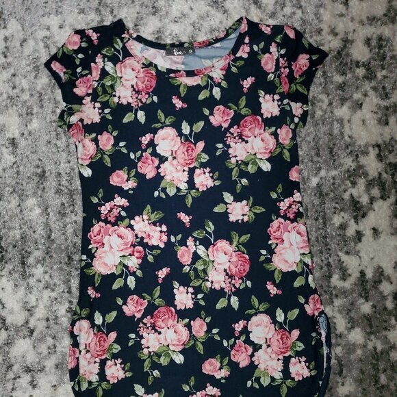2/1 Casual Tops F21 Black and Flowered shortsleeve - Picture 3 of 6